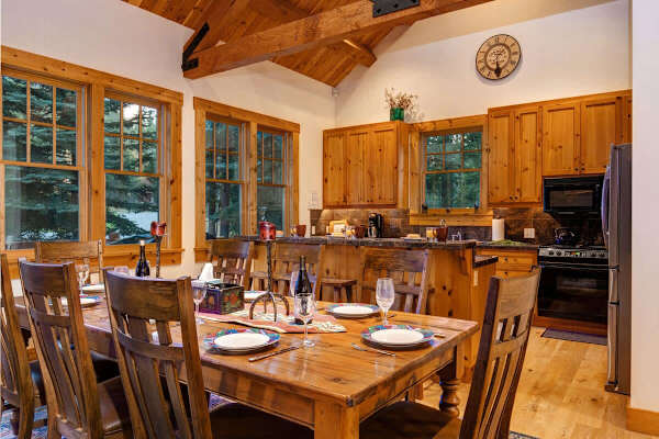Abode at the Homestead, walk to slopes, private hot tub, chef's kitchen