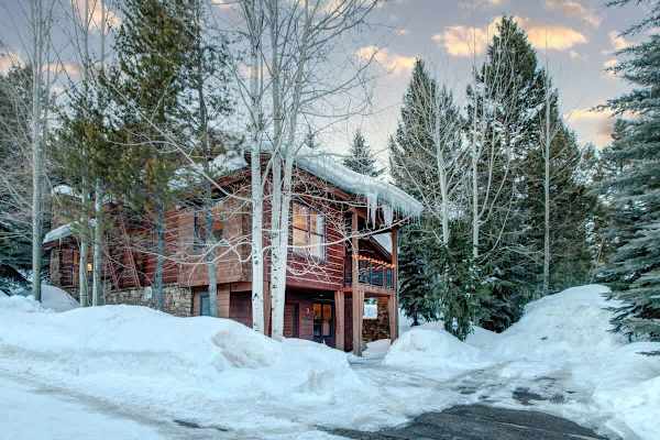 Abode at Moose Creek #21, ski-in/out, private hot tub, mountain views