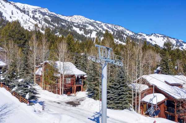 Abode at Moose Creek #21, ski-in/out, private hot tub, mountain views