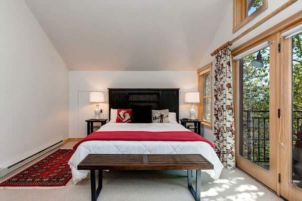 Abode at Moose Creek #21, ski-in/out, private hot tub, mountain views