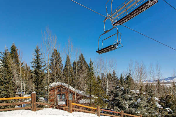 Abode at Moose Creek #21, ski-in/out, private hot tub, mountain views