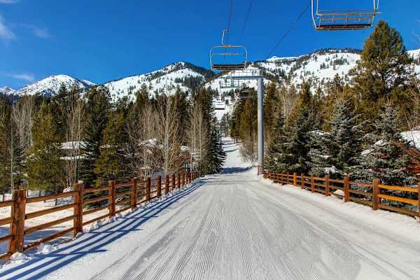 Abode at Moose Creek #21, ski-in/out, private hot tub, mountain views