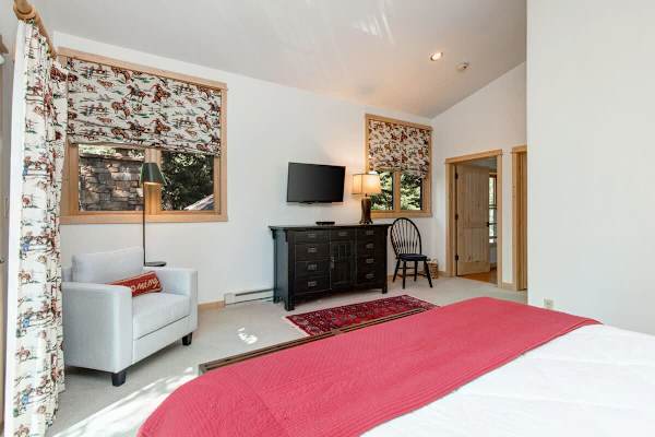 Abode at Moose Creek #21, ski-in/out, private hot tub, mountain views