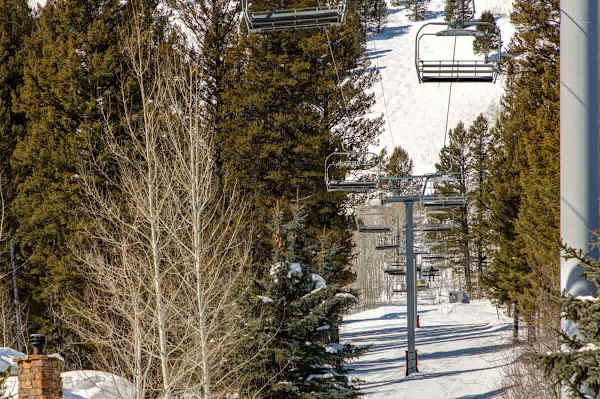 Abode at Moose Creek #21, ski-in/out, private hot tub, mountain views