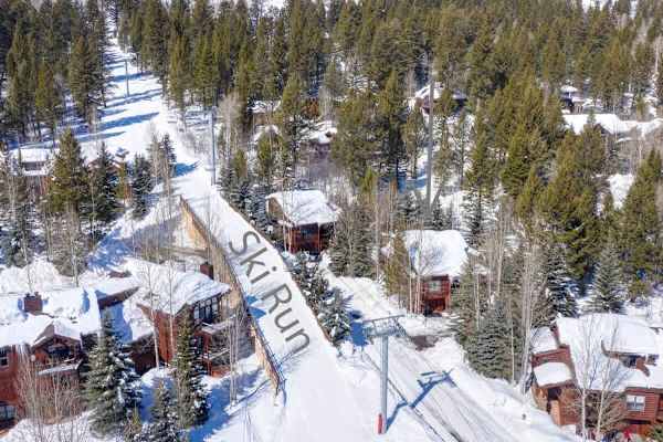 Abode at Moose Creek #21, ski-in/out, private hot tub, mountain views