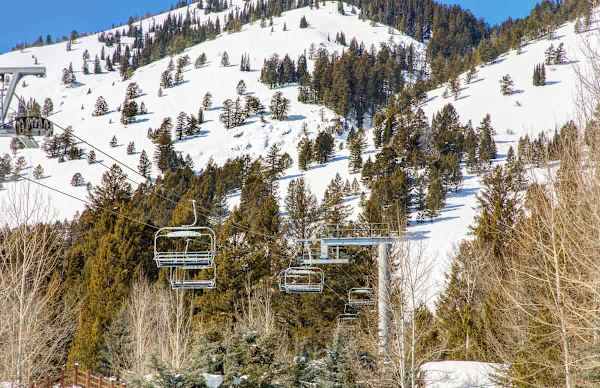 Abode at Moose Creek #21, ski-in/out, private hot tub, mountain views