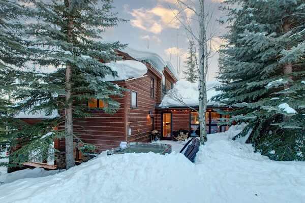 Abode at Moose Creek #21, ski-in/out, private hot tub, mountain views