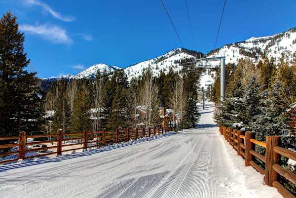 Abode at Moose Creek #21, ski-in/out, private hot tub, mountain views