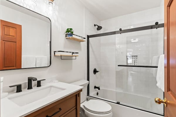 Abode at Fish Creek, mountain escape, hot tub, minutes from skiing