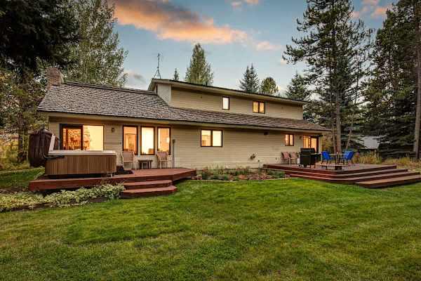 Abode at Fish Creek, mountain escape, hot tub, minutes from skiing