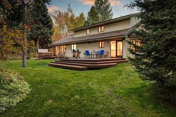 Abode at Fish Creek, mountain escape, hot tub, minutes from skiing