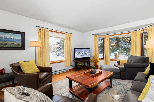 Abode at Fish Creek, mountain escape, hot tub, minutes from skiing