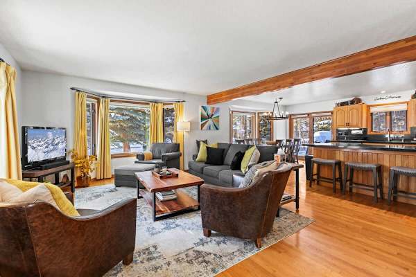 Abode at Fish Creek, mountain escape, hot tub, minutes from skiing