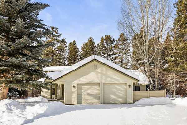 Abode at Fish Creek, mountain escape, hot tub, minutes from skiing