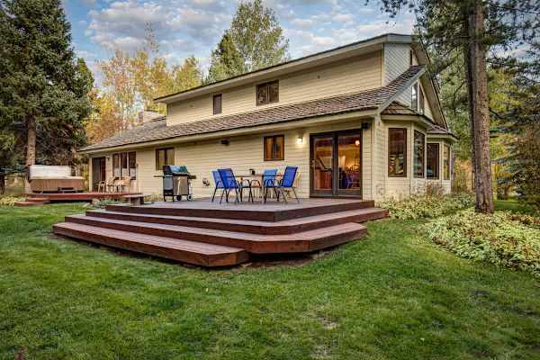 Abode at Fish Creek, mountain escape, hot tub, minutes from skiing