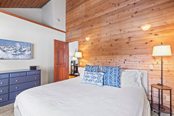 Abode at Fish Creek, mountain escape, hot tub, minutes from skiing