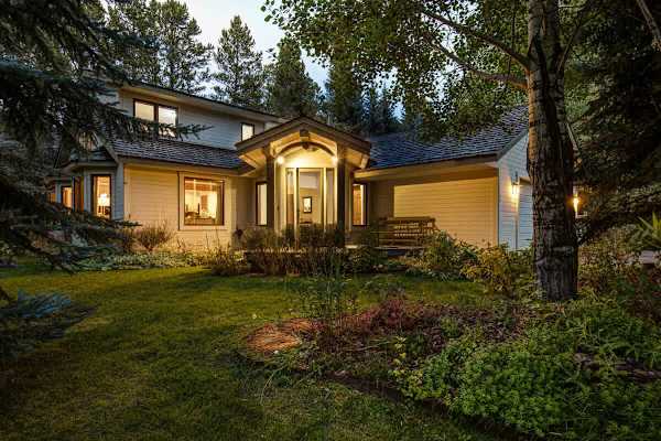 Abode at Fish Creek, mountain escape, hot tub, minutes from skiing