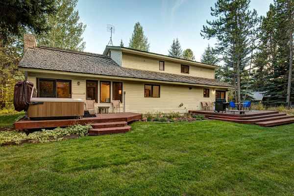 Abode at Fish Creek, mountain escape, hot tub, minutes from skiing