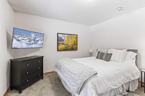 Abode at Fish Creek, mountain escape, hot tub, minutes from skiing