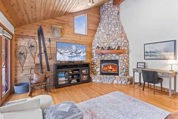 Abode at Fish Creek, mountain escape, hot tub, minutes from skiing