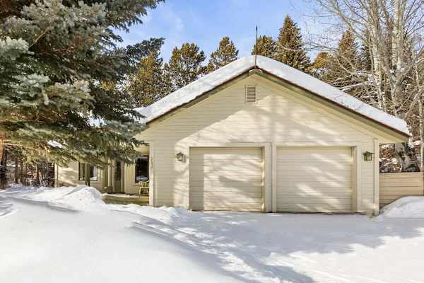 Abode at Fish Creek, mountain escape, hot tub, minutes from skiing
