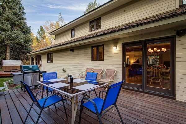 Abode at Fish Creek, mountain escape, hot tub, minutes from skiing