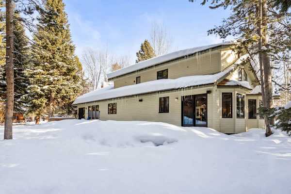 Abode at Fish Creek, mountain escape, hot tub, minutes from skiing