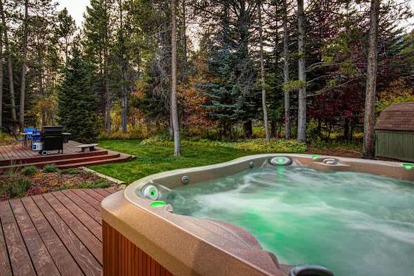 Abode at Fish Creek, mountain escape, hot tub, minutes from skiing