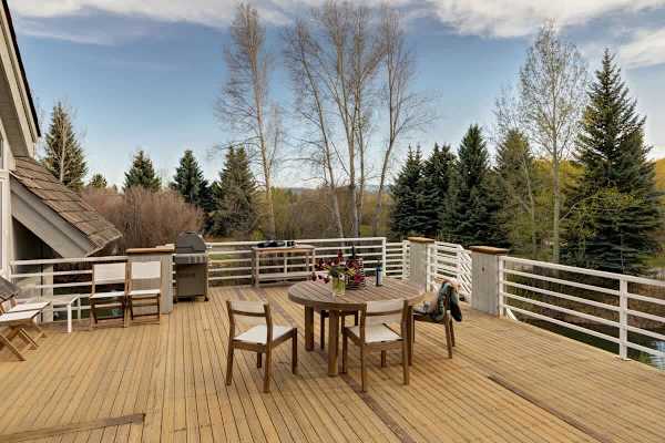 Abode at Golden Spruce, prime location, mountain views, private deck