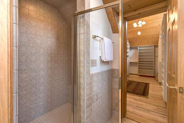 Abode at Golden Spruce, prime location, mountain views, private deck