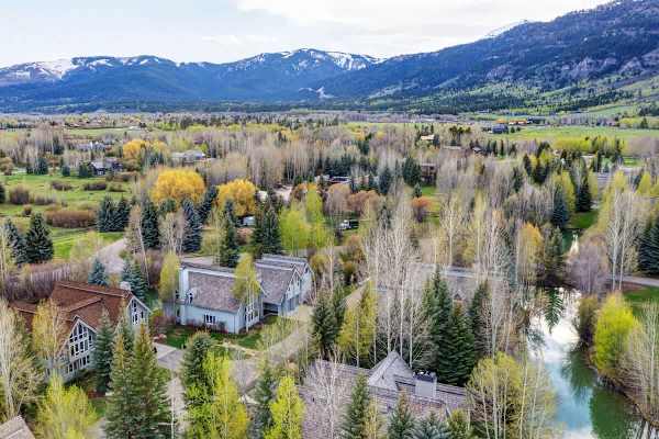 Abode at Golden Spruce, prime location, mountain views, private deck