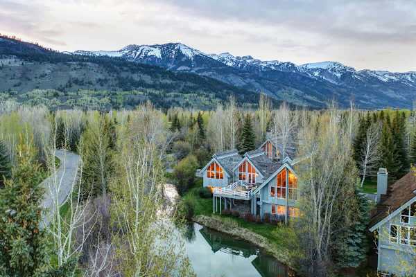 Abode at Golden Spruce, prime location, mountain views, private deck