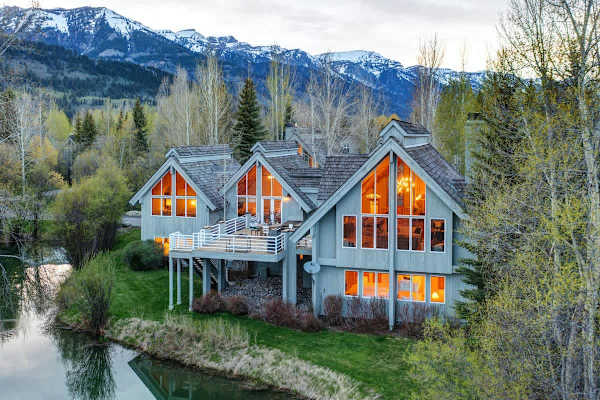 Abode at Golden Spruce, prime location, mountain views, private deck