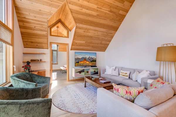 Abode at Golden Spruce, prime location, mountain views, private deck