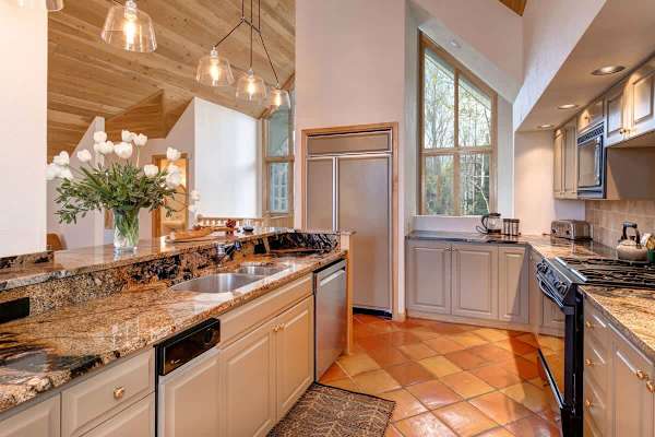 Abode at Golden Spruce, prime location, mountain views, private deck