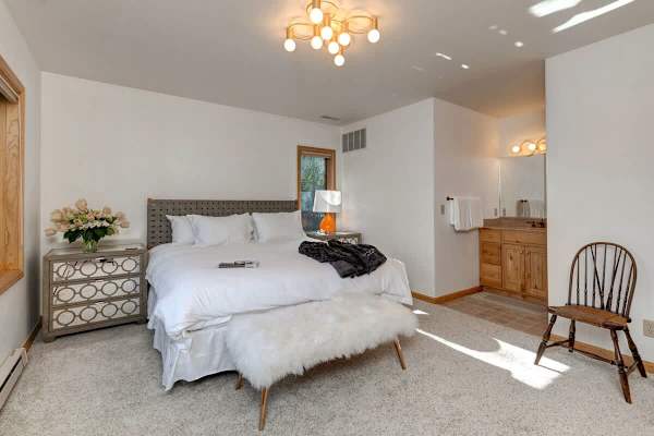 Abode at Golden Spruce, prime location, mountain views, private deck