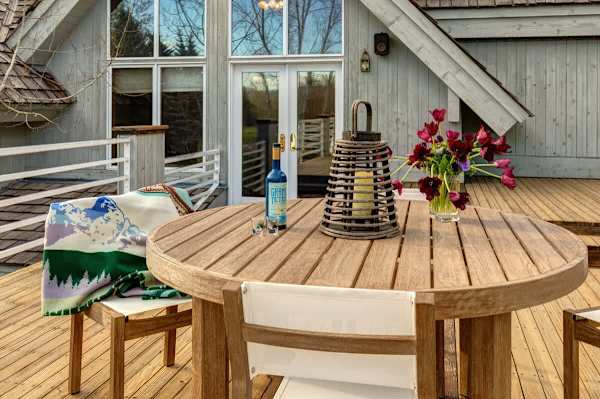 Abode at Golden Spruce, prime location, mountain views, private deck
