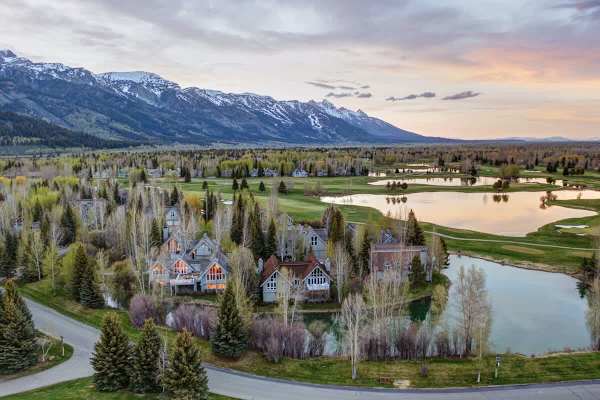 Abode at Golden Spruce, prime location, mountain views, private deck