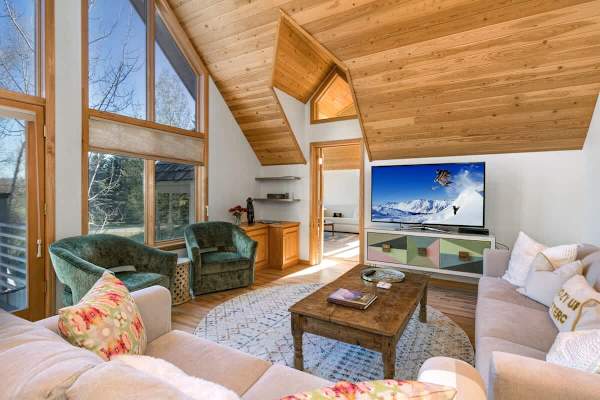 Abode at Golden Spruce, prime location, mountain views, private deck