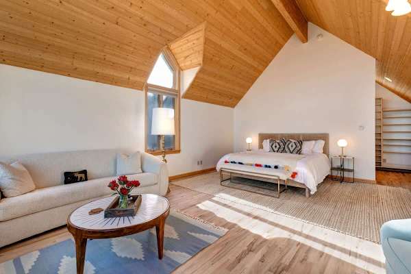 Abode at Golden Spruce, prime location, mountain views, private deck