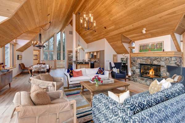 Abode at Golden Spruce, prime location, mountain views, private deck