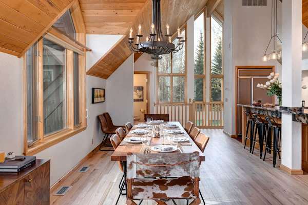 Abode at Golden Spruce, prime location, mountain views, private deck