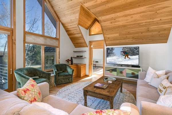 Abode at Golden Spruce, prime location, mountain views, private deck