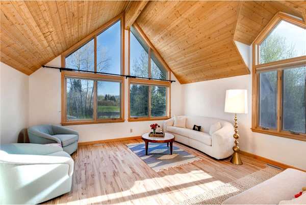 Abode at Golden Spruce, prime location, mountain views, private deck