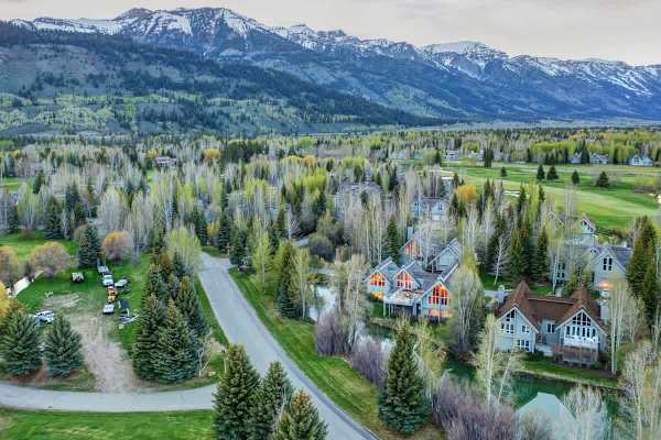 Abode at Golden Spruce, prime location, mountain views, private deck