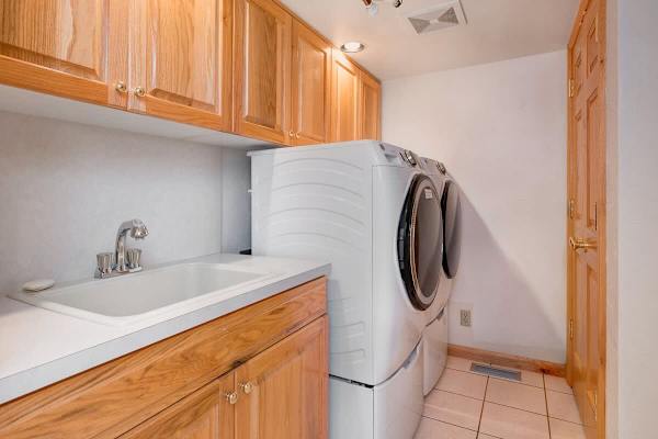 Abode at Golden Spruce, prime location, mountain views, private deck
