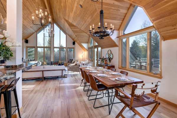 Abode at Golden Spruce, prime location, mountain views, private deck
