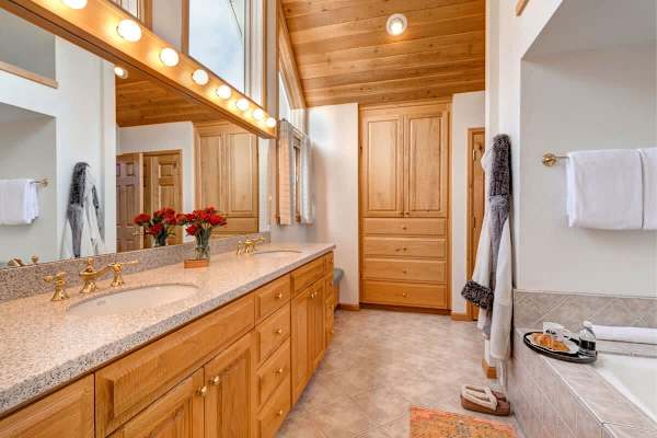 Abode at Golden Spruce, prime location, mountain views, private deck