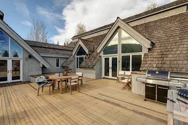 Abode at Golden Spruce, prime location, mountain views, private deck