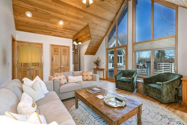 Abode at Golden Spruce, prime location, mountain views, private deck